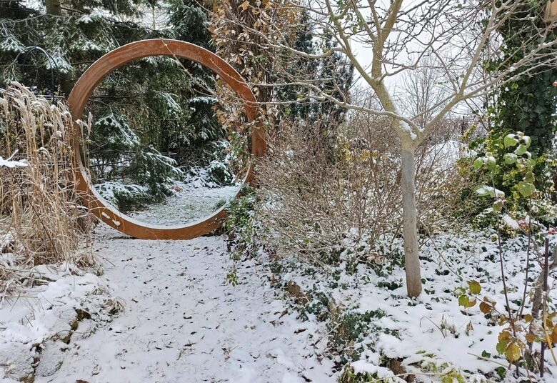 Sodo vartai - dekoracija iš sendinto metalo